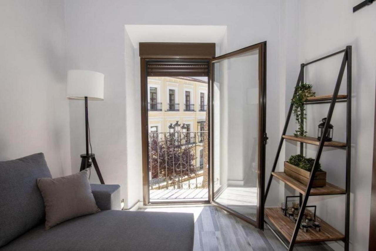 Elegante Apartamento Para 5 En El Centro De Caceres Con Wifi Exterior photo