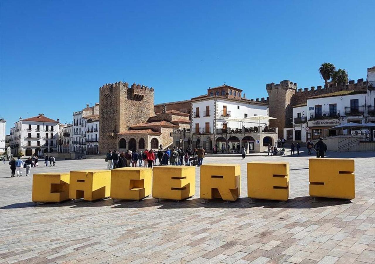 Elegante Apartamento Para 5 En El Centro De Caceres Con Wifi Exterior photo